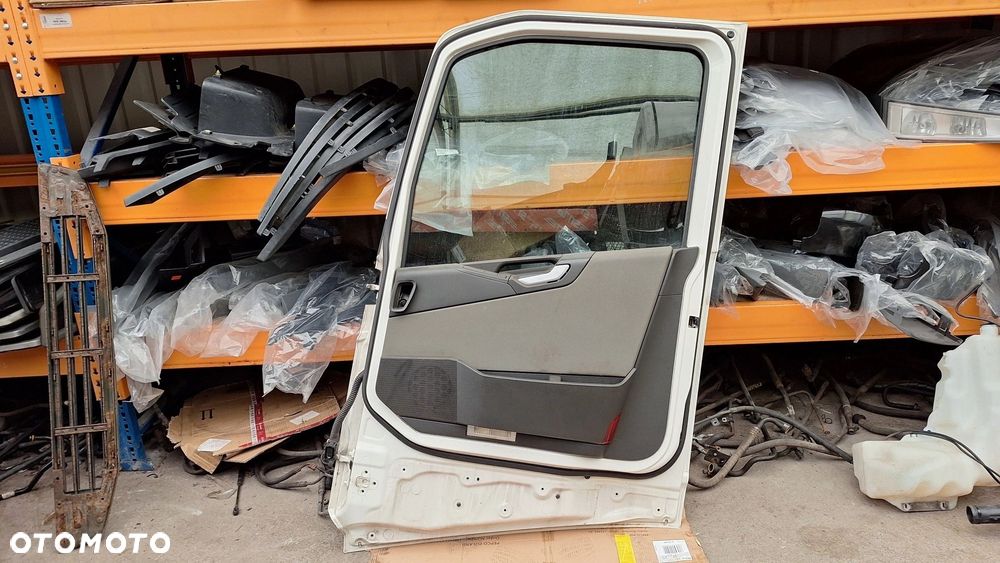 VOLVO FH4 DRZWI PRAWE KOMPLETNE - 3