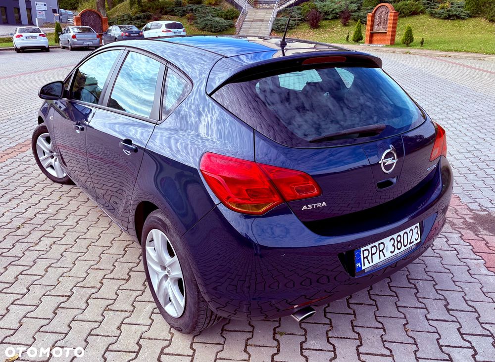 Opel Astra 2010 photo 2