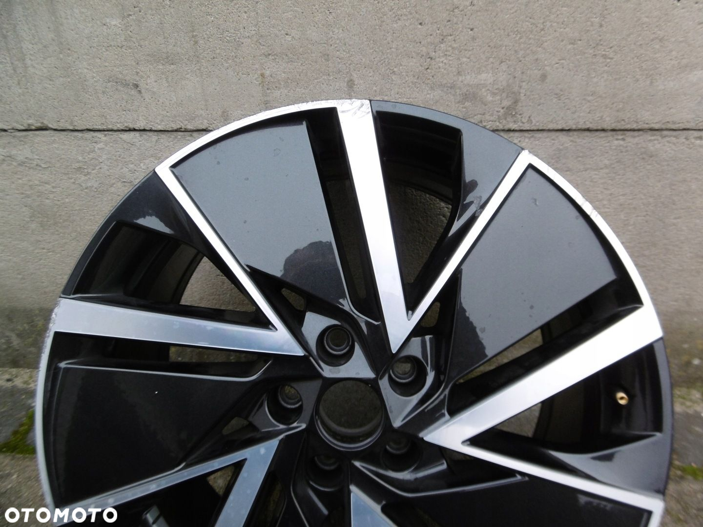 SKODA SUPERB III 3V0 8Jx19H2 ET44 5X112 - felga - 5