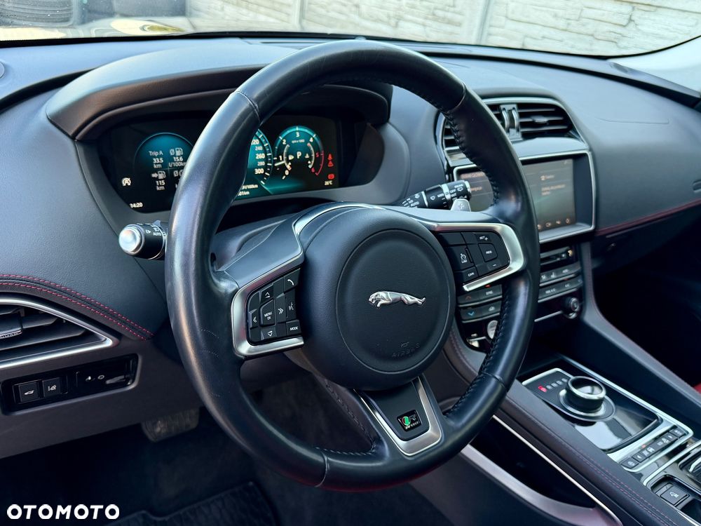 Jaguar F-Pace 25d AWD R-Sport - 23