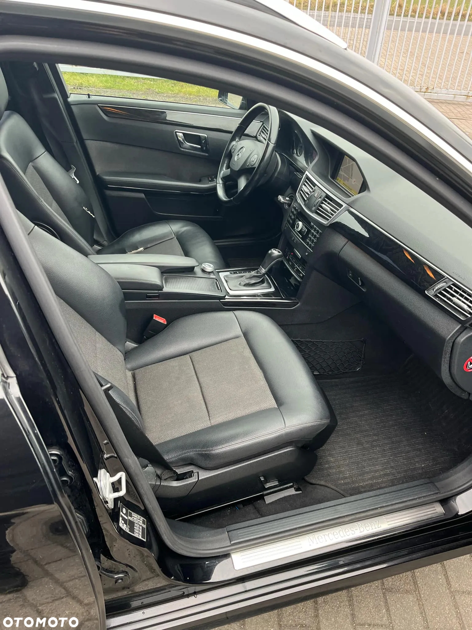 Mercedes-Benz Klasa E 220 T CDI DPF BlueEFFICIENCY Automatik Avantgarde - 23
