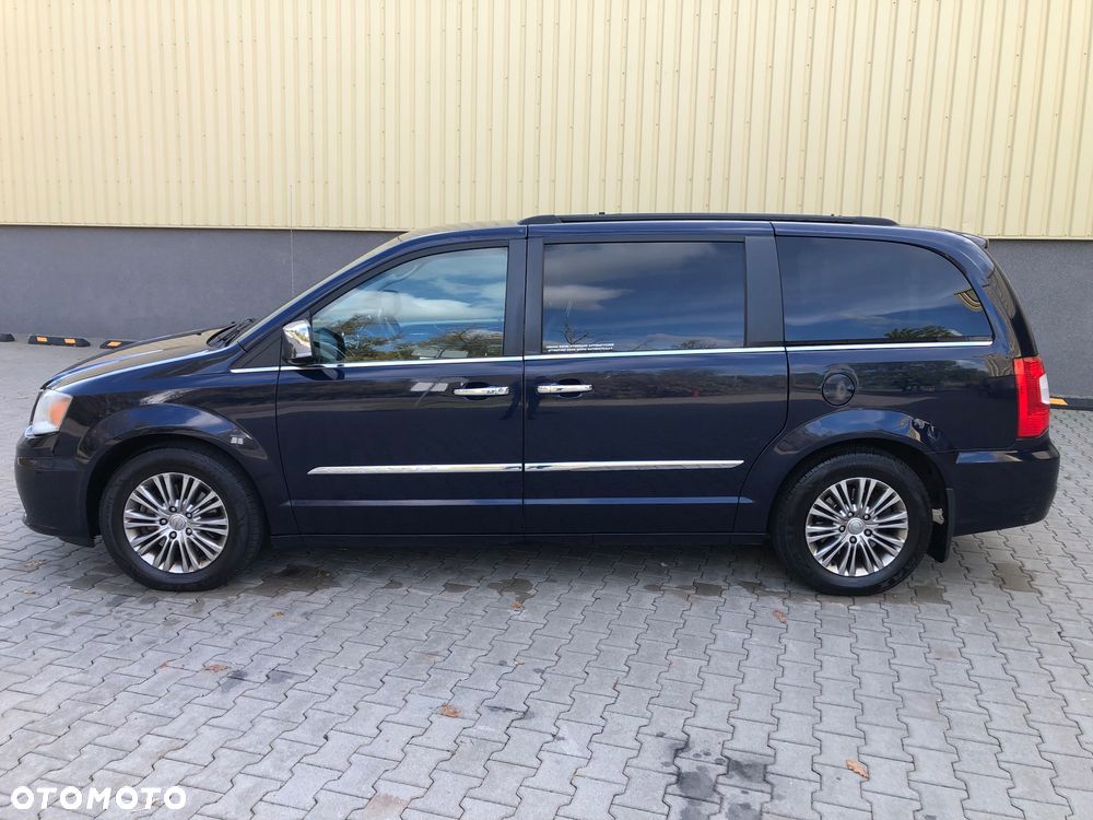 Chrysler Town & Country - 11