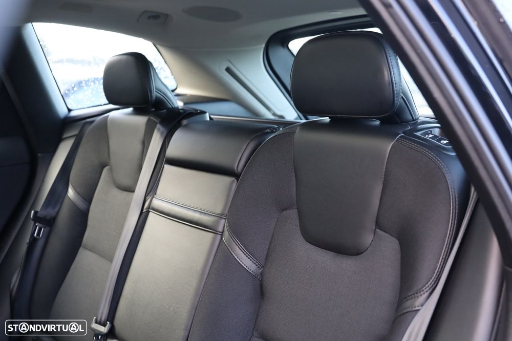 Volvo XC 60 2.0 T8 PHEV Momentum Plus AWD - 12
