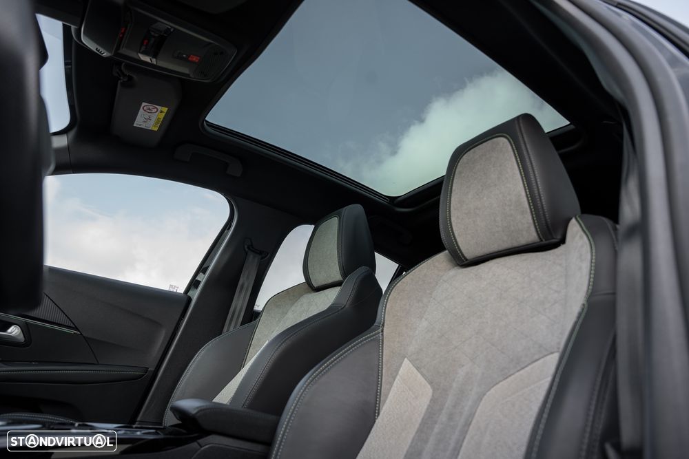 Peugeot e-208 GT - 12