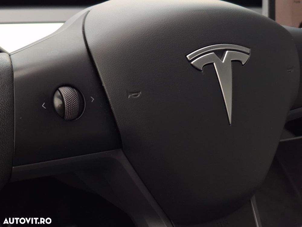 Tesla Model Y Performance Dual Motor AWD - 28