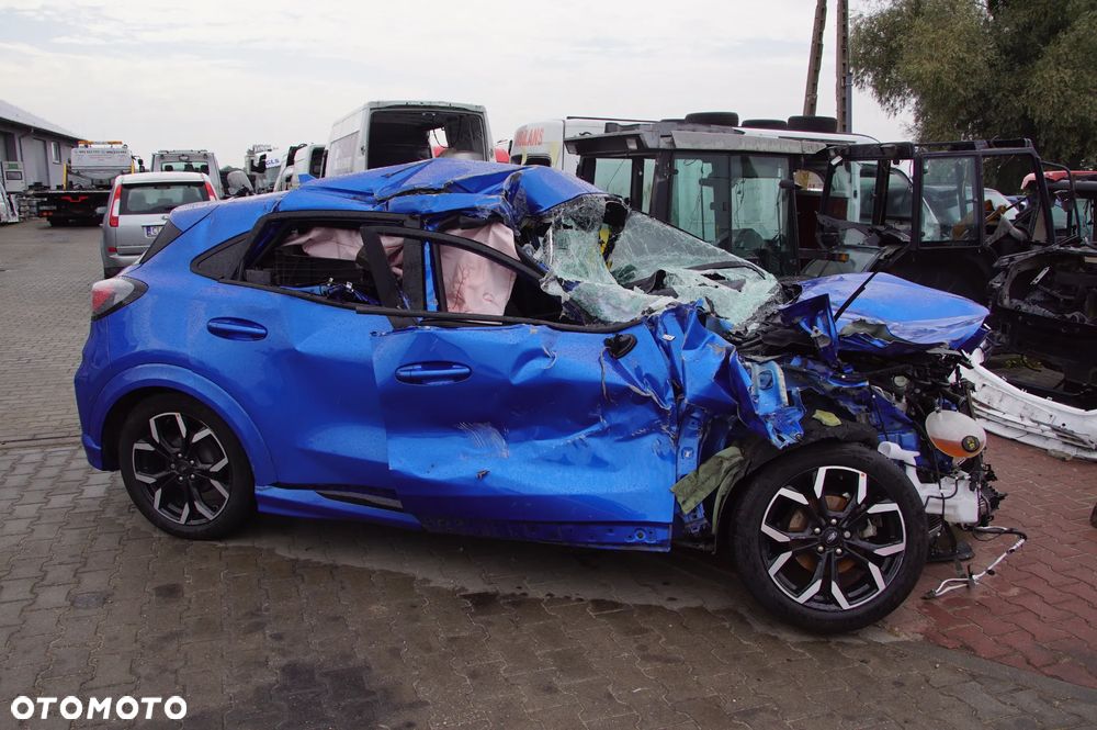 Auto na części - Ford Puma MK2 1.0 EcoBoost 125 KM B7JB N1T1-7000-DA Desert Island Blue 2023R Silnik Skrzynia Drzwi Szyba Zderzak Klapa Lampa Sterownik Moduł Czujnik Fotel Wyświetlacz Deska Kokpit Kierownica - 2
