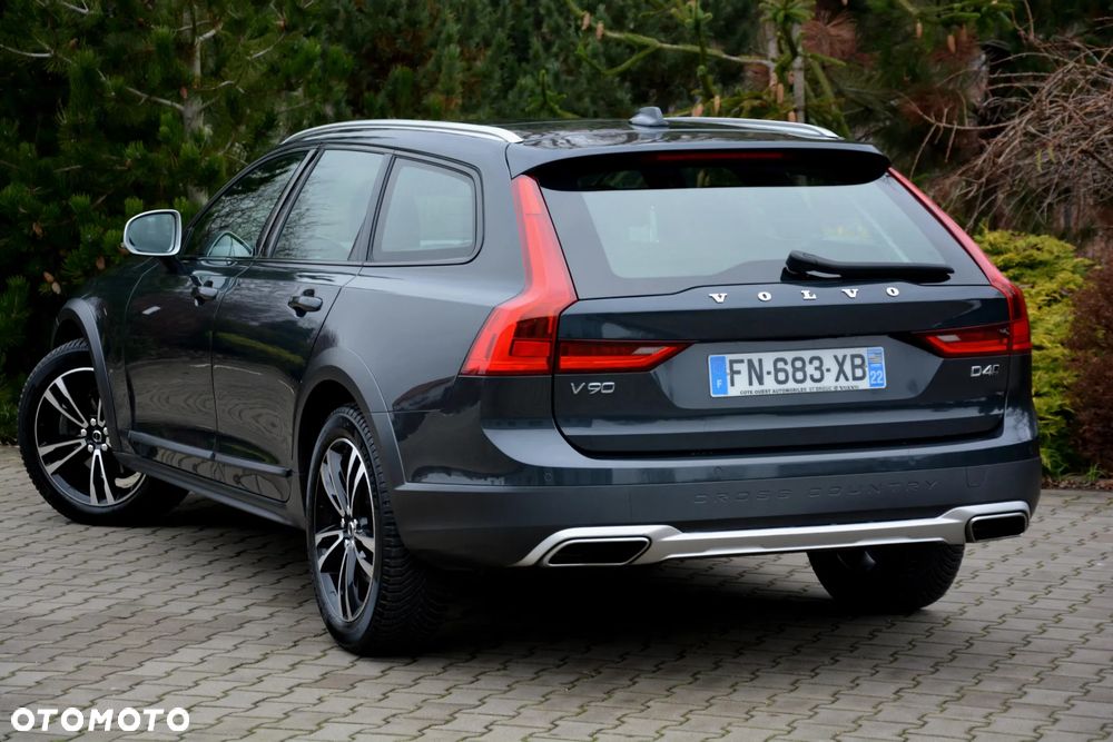 Volvo V90 Cross Country - 11