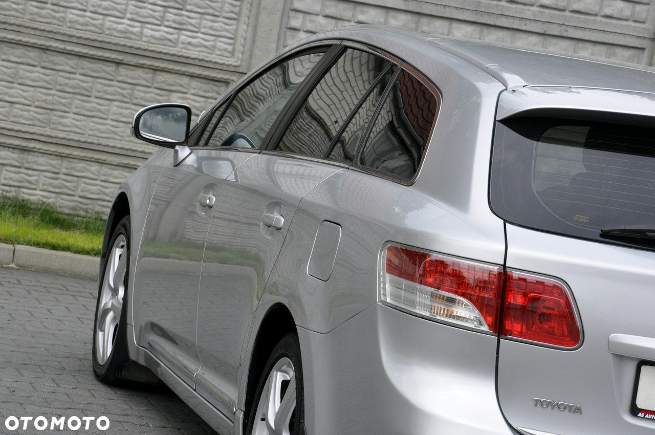 Toyota Avensis Combi 1.6 Sol - 32