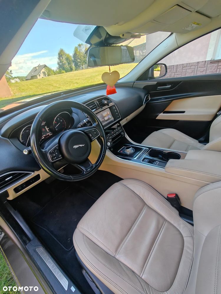 Jaguar XE 2.0 T Prestige - 12