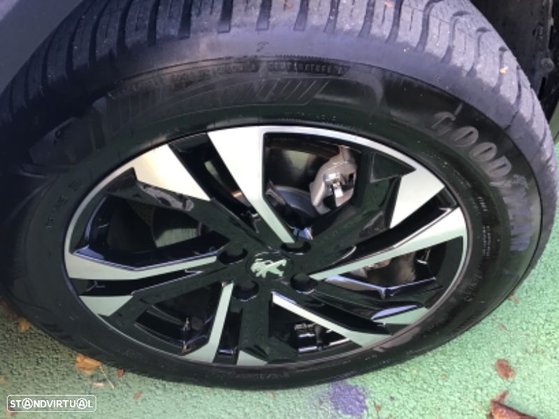 Peugeot e-2008 Allure - 10