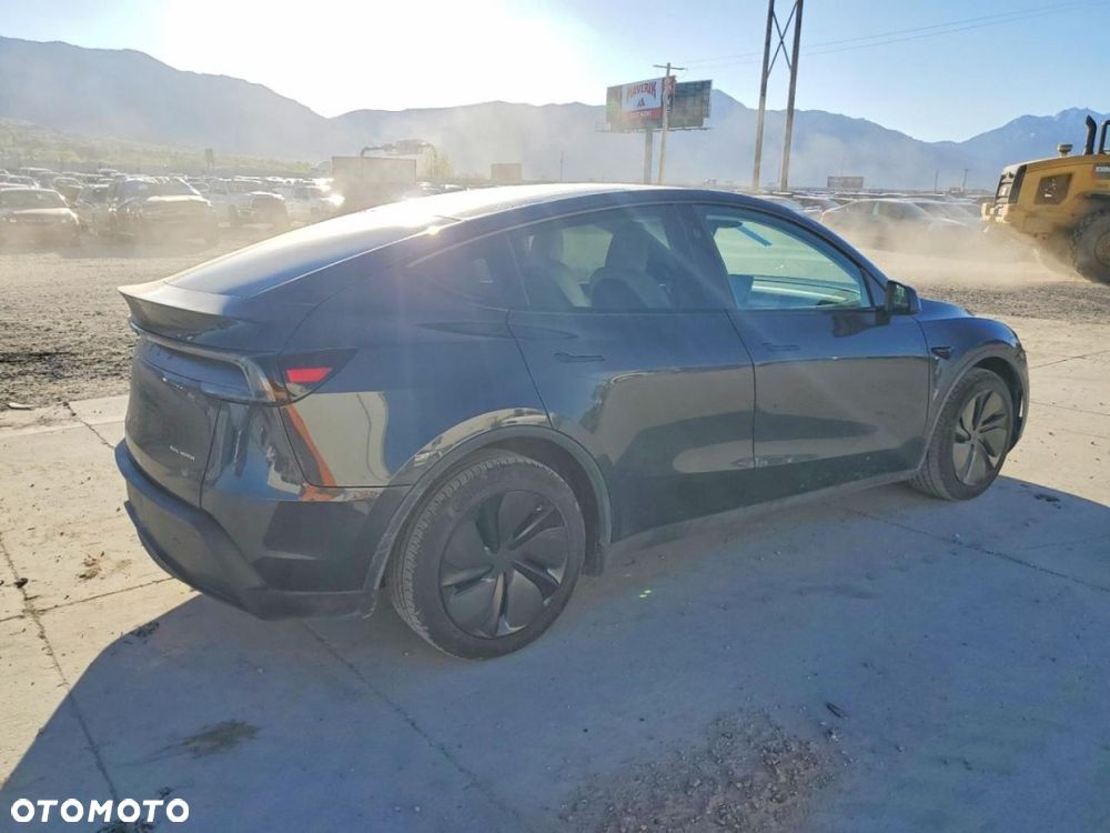 Tesla Model Y - 2