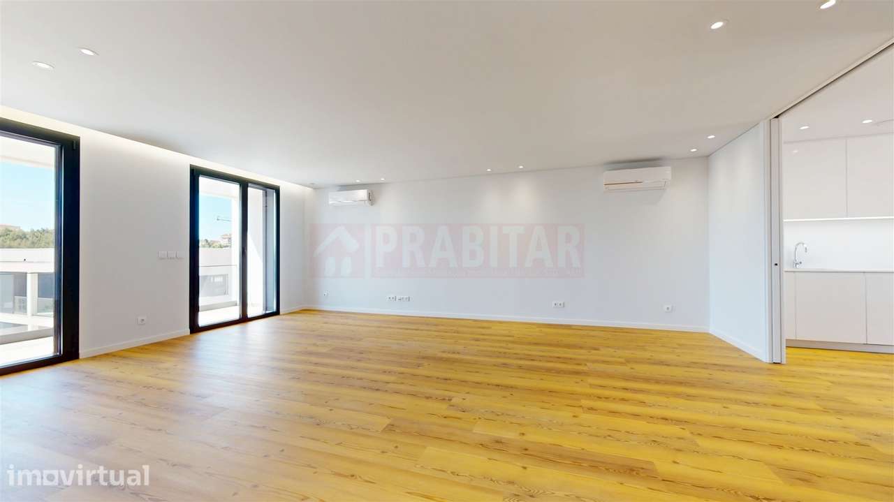 T4 Duplex com 3 Suítes, Grandes Varandas, Garagem e Vistas Desafogadas - Grande imagem: 2/27