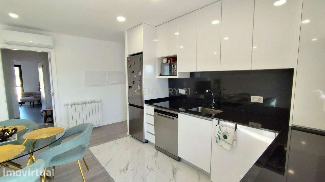 Apartamento T2 com Varanda, Garagem e Excelente Exposição Solar - Grande imagem: 3/15
