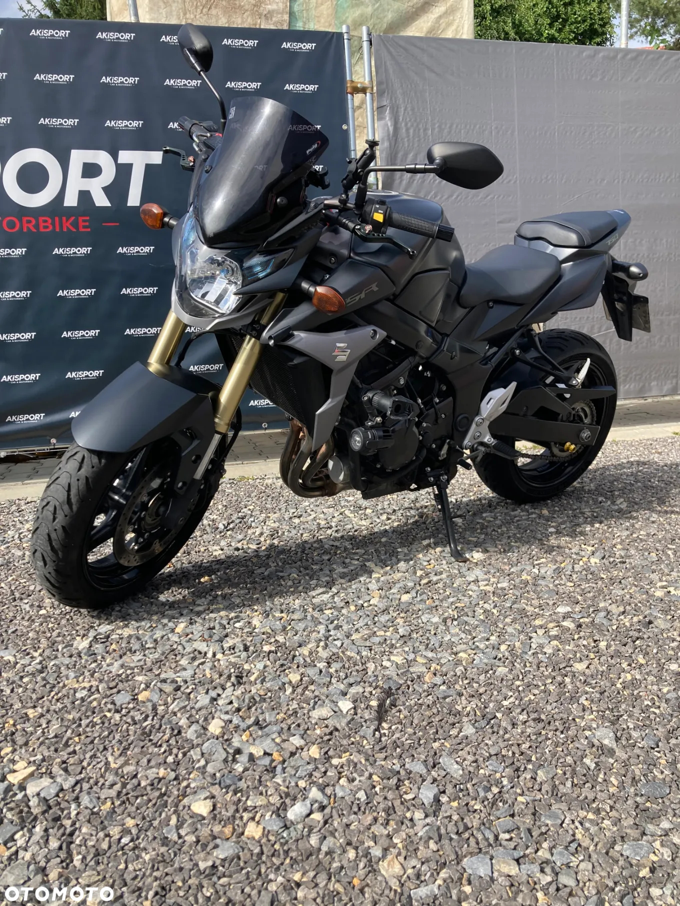 Suzuki GSR - 4
