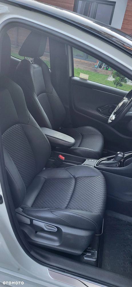 Toyota Yaris Hybrid 100 Selection - 6