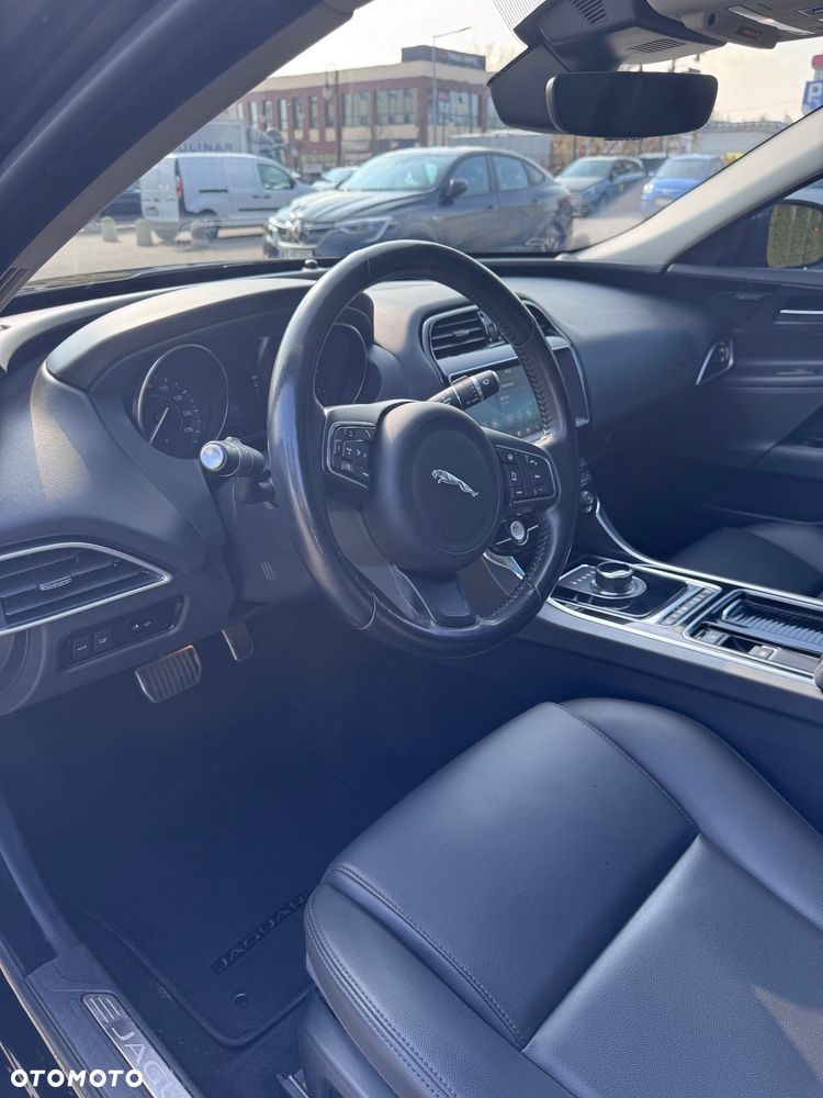 Jaguar XE 25t Prestige - 9