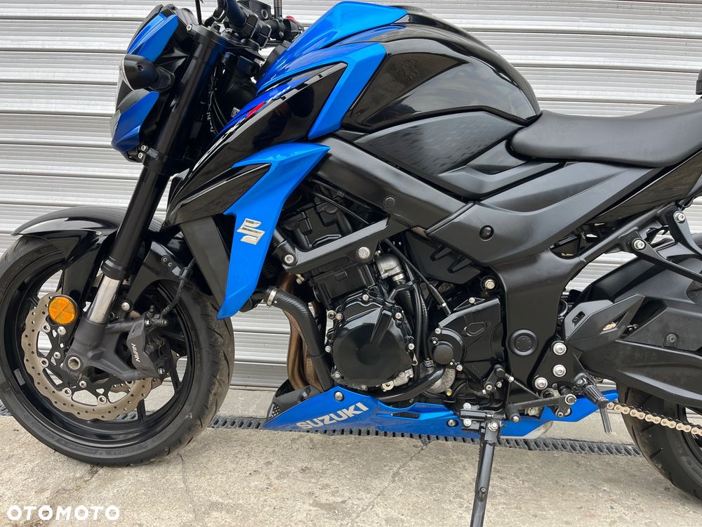 Suzuki GSX - 38