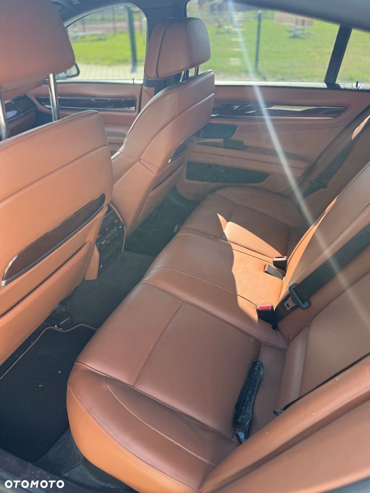 BMW Seria 7 760i - 12