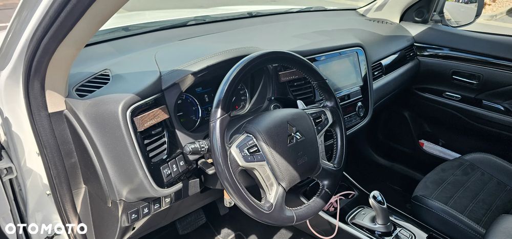 Mitsubishi Outlander Intense + - 24