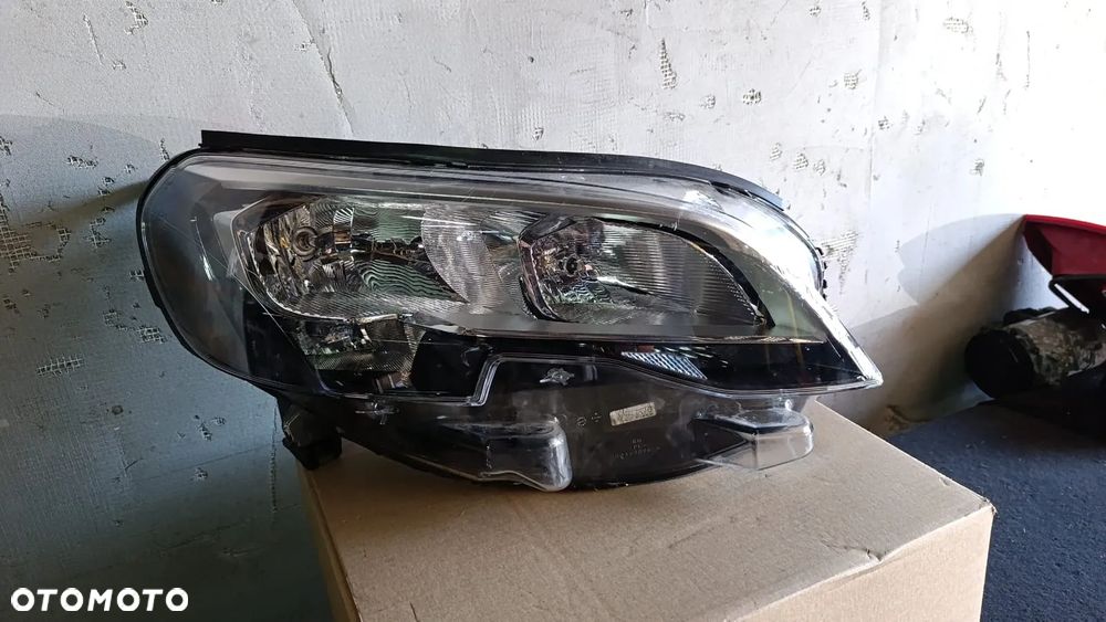 LAMPA PRAWY PRZÓD Peugeot EXPERT TRAVELLER JUMPY IV 00197110-04-