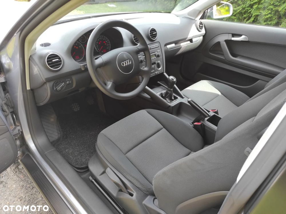 Audi A3 3-drzwiowe 1.6 Attraction - 9
