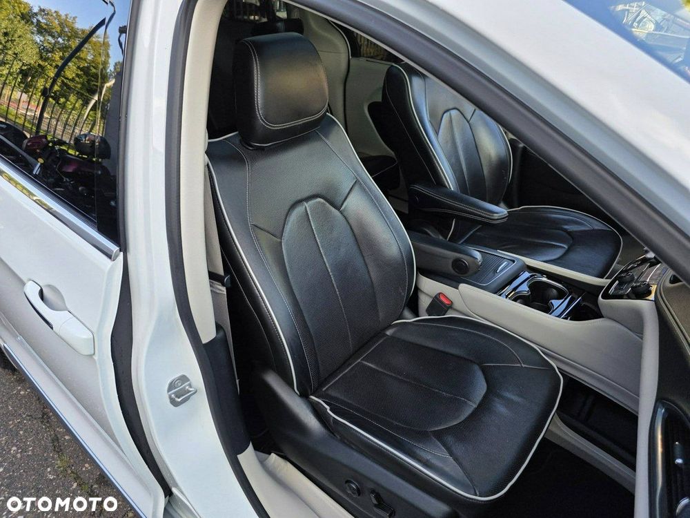 Chrysler Pacifica - 34