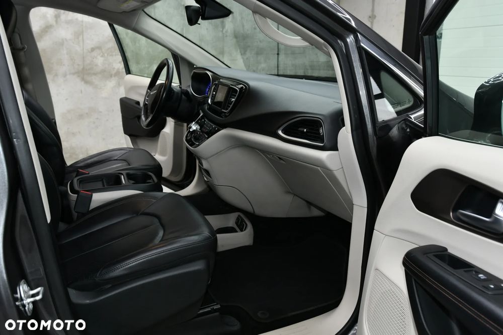 Chrysler Pacifica - 16