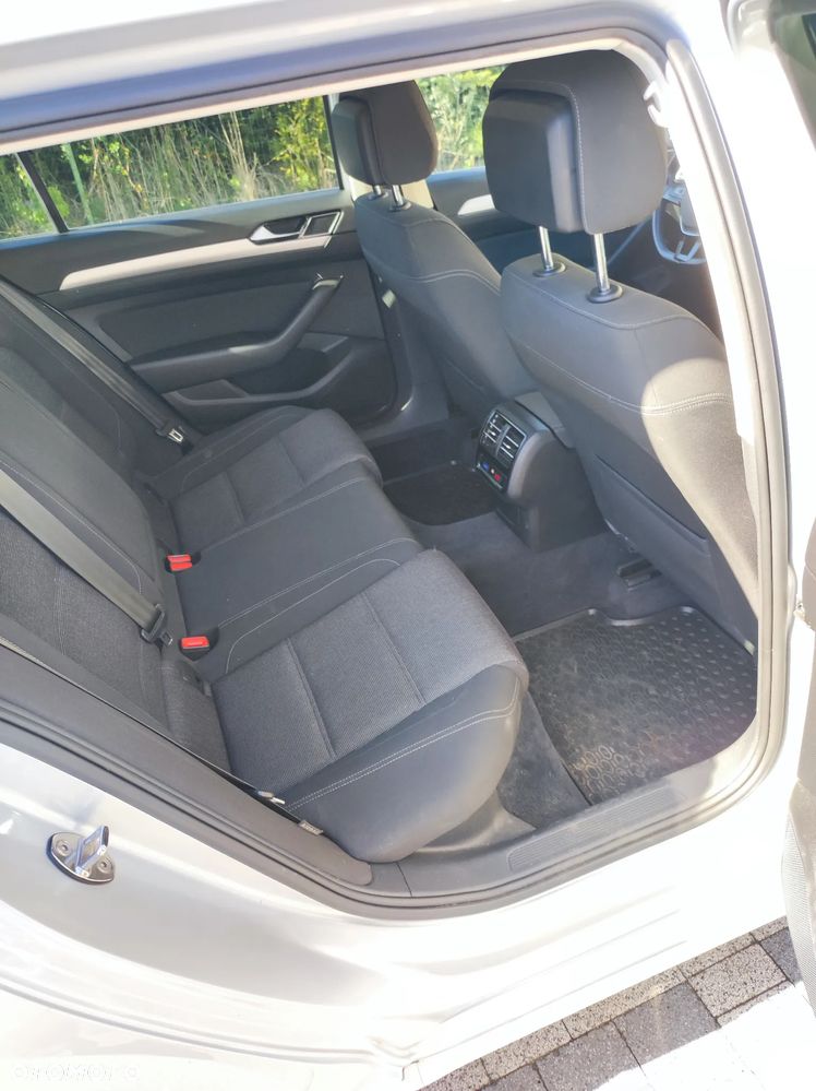 Volkswagen Passat 2.0 TDI SCR Comfortline - 12
