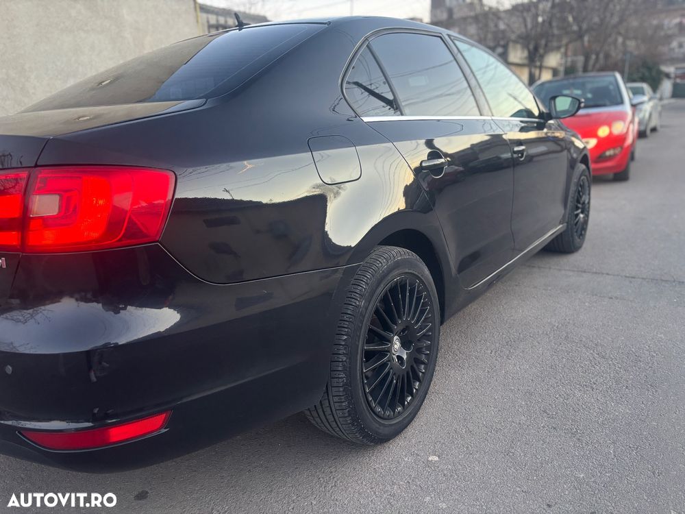 Volkswagen Jetta 2.0 TDI DSG Comfortline - 5