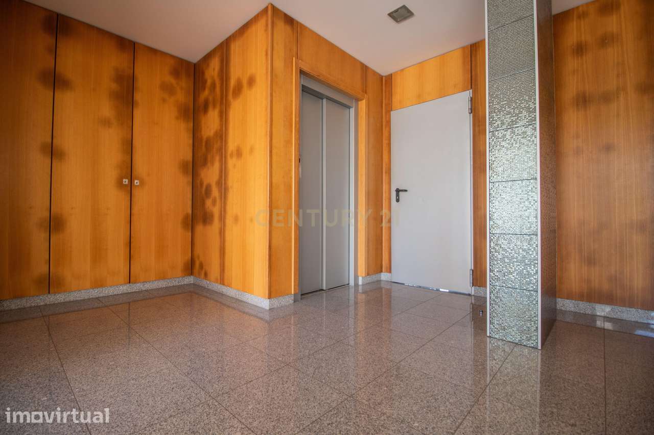 Apartamento T3 com garagem e varandas na Rua da Cerâmica - Grande imagem: 2/36