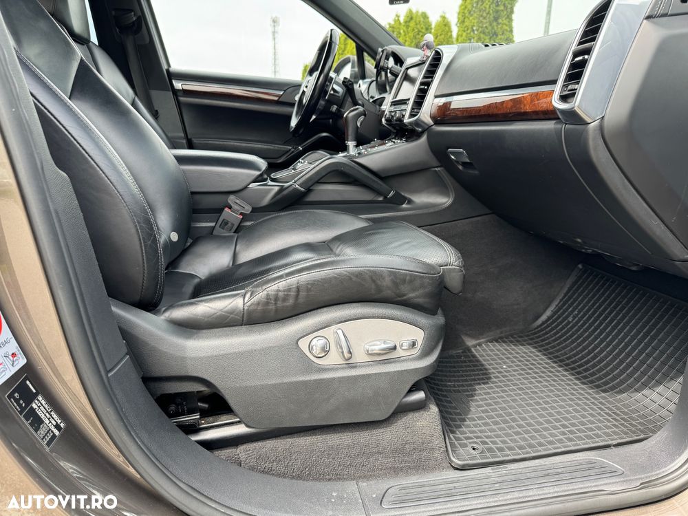 Porsche Cayenne 3.0 L V6 - 8