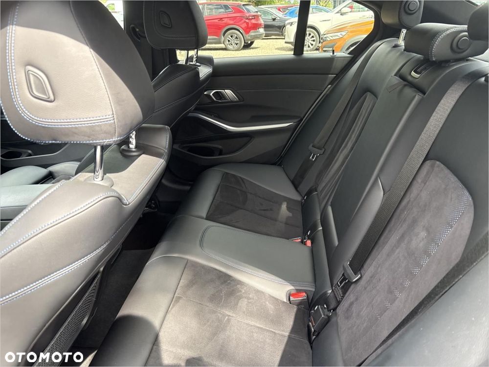 BMW Seria 3 320i M Sport - 12