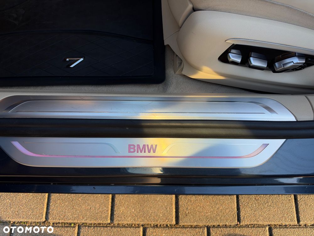 BMW Seria 7 750i xDrive - 33