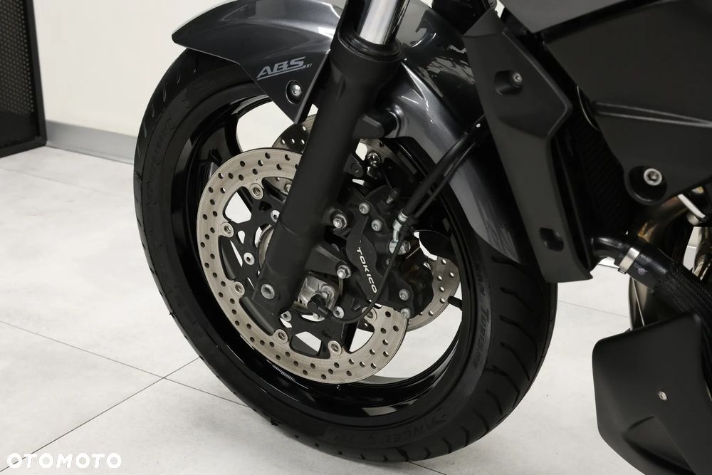 Suzuki GSR - 35