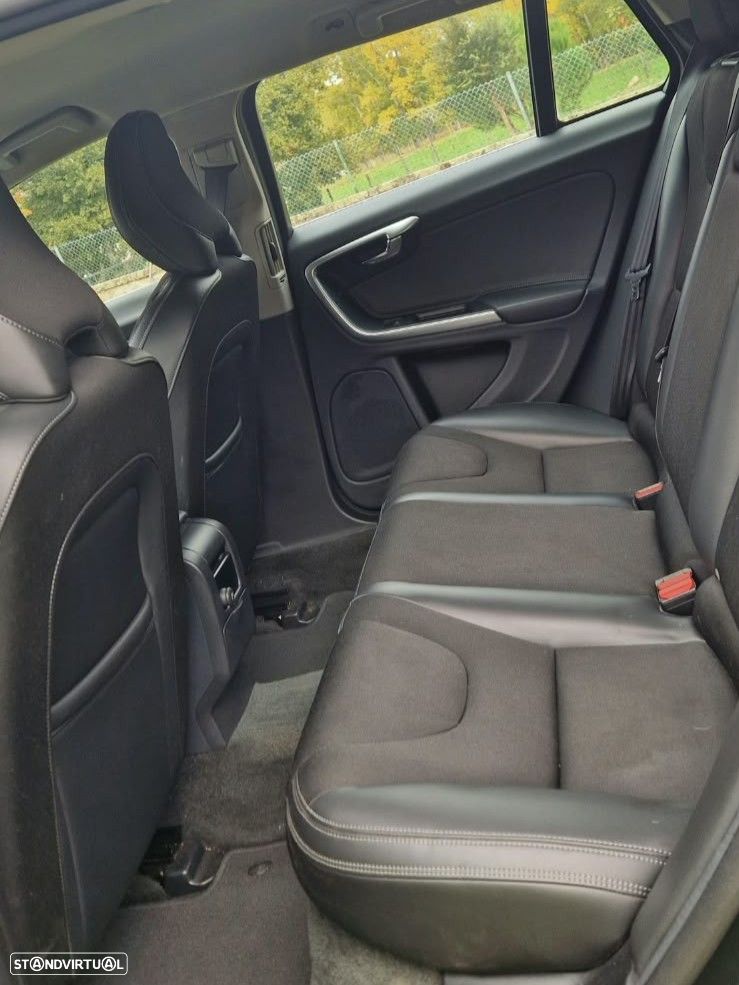 Volvo V60 2.4 D6 Momentum AWD Phev - 11