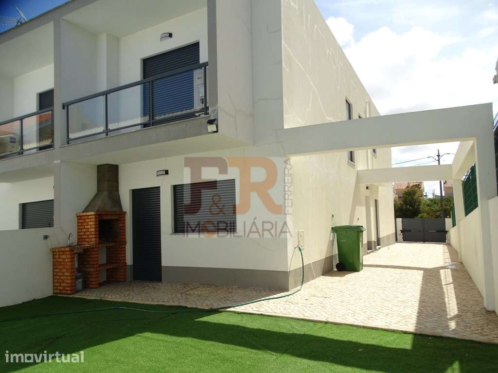 Moradia Geminada Duplex T3 semi-nova com Pérgula , Fernão Ferro
di... - Grande imagem: 4/30