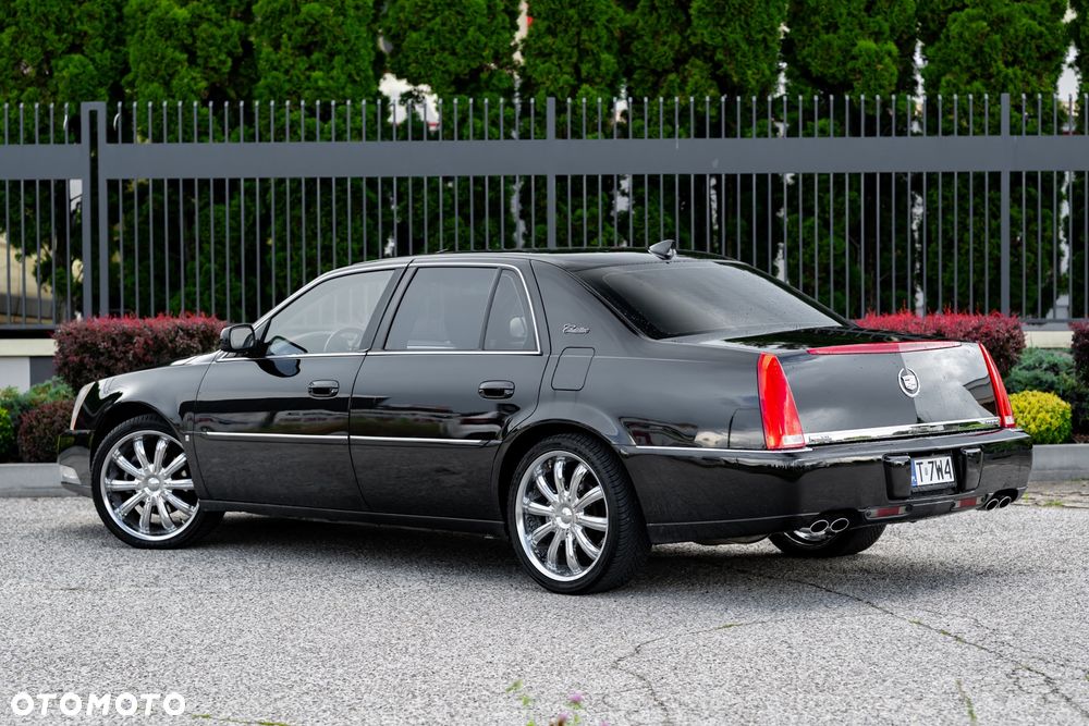 Cadillac DTS - 11