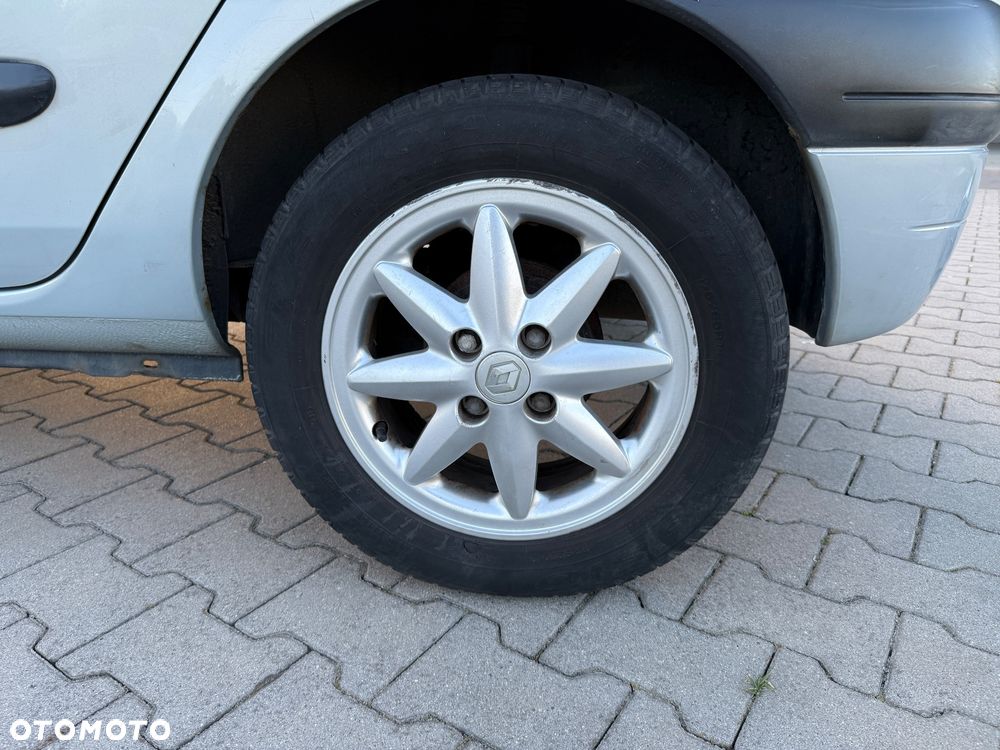 Renault Clio 1.4i RT - 24