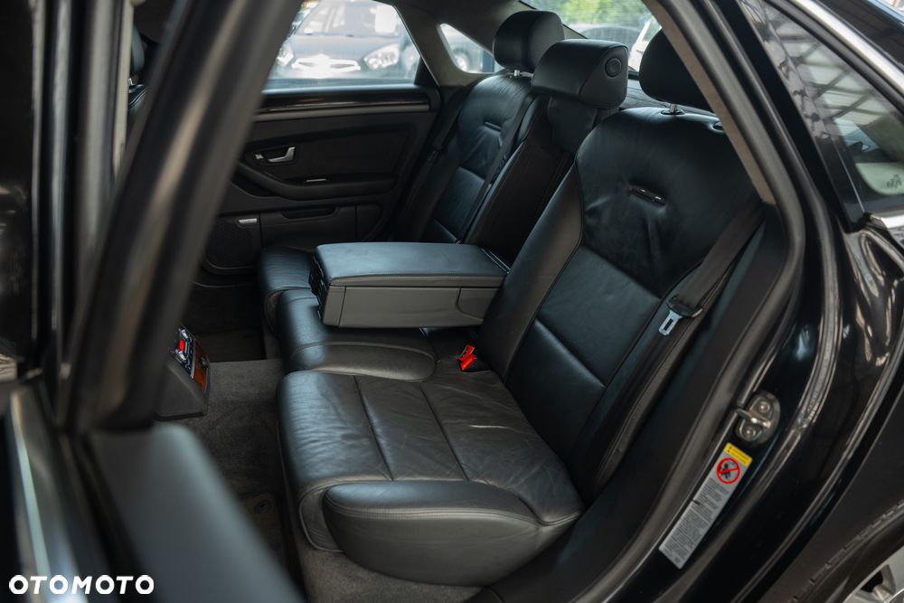 Audi A8 4.2 L Quattro - 36