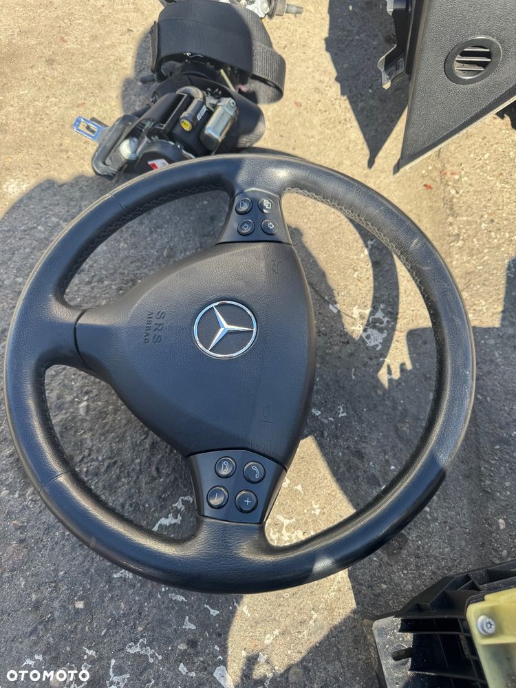 Mercedes a klasa w169 lift Czarna   Konsola z pasami  poduszkami -600komplet  Stacyjka 1695452108 -250  Kierownica ładna 300zl  Licznik a1694401611 -200zl  Lewarek zmiany biegów a1693701009 -150  Panel klimatyzacji panel sterowania nawiewu nawiewem a1698301985 -100   Manetka taśma zwijak przełącznik zespolony air bag  a1694641218  A1695408045 -500  Pompa abs a0064816312 -300zl   Radio duże lift a1698708994 -700zl  Mechanizm wycieraczek wycieraczki 405.127 -200zl  Kolumna kierownicza wspomaganie elektryczne a1694604016 -100zl  Pedal hamulca automat a1692901001 -100zl  Lampa tył tylnia prawa lift -100zl   Lusterko prawe lewe 7 pin 7 pinowe -500zl   modul pdc a1695400362 -100zl  Moduł wzmacniacz anteny a1698200475 -50zl   Komputer silnika 1.5 benzyna a2661530391 a0024463140 -300zl   Serwo a169430 -100zl   Czujnik moduł esp a0045429118 -100zl - 6