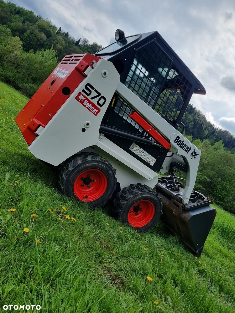 Bobcat S70 Mini-ładowarka 4x4 wózek terenowy. Łyżka! Wyjścia Hydrauliczne pod urządzenia z przodu! 2018 rok prod. 564 MTG. aktualne serwisy DEKRA. Dokumentacja. silnik Kubota 3cyl. Maszyna Jak Nowa z Salonu! Pochodzi z Norweskiego Gospodarstwa! Zero luzów i wycieków. Bardzo mocna i wydajna maszyna o małych gabarytach! Wąska miesci się do najbardziej trudno dostępnych miejsc! Idealna do stajni. OKAZJA TANIO. Szybki i zwinny sprzęt potężna moc - 8