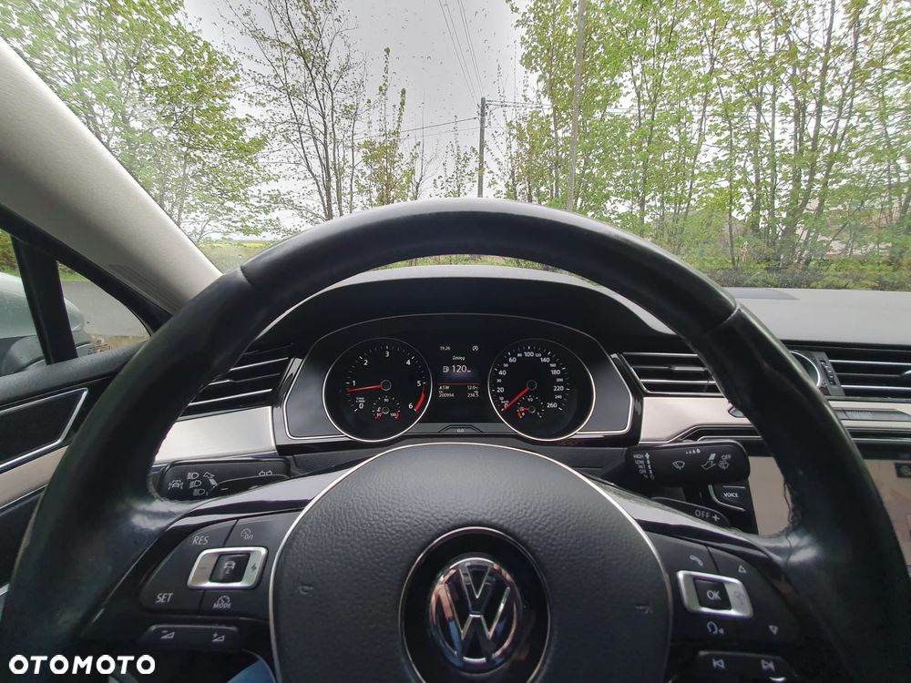 Volkswagen Passat 2.0 TDI SCR DSG Highline - 13