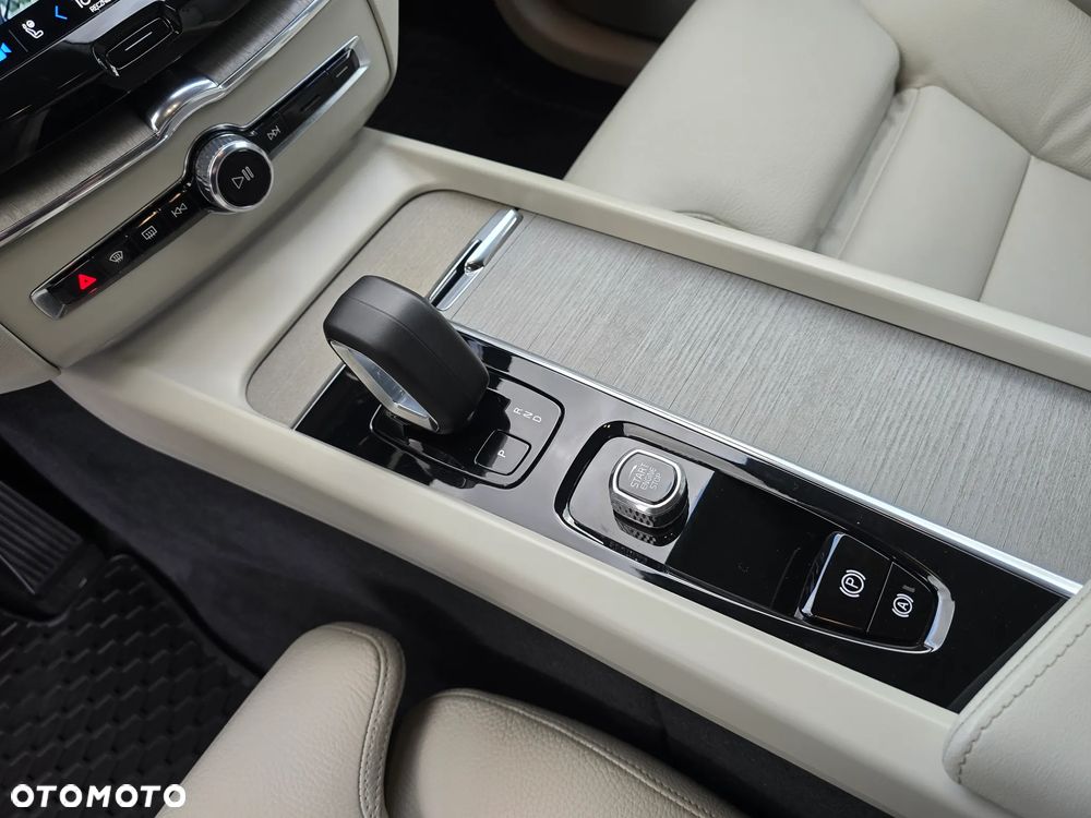 Volvo XC 60 B4 D AWD Plus Bright - 17