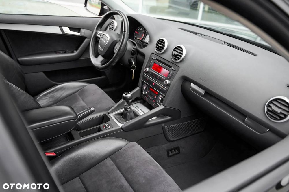 Audi A3 Sportback 1.6 TDI S line Sportpaket - 32