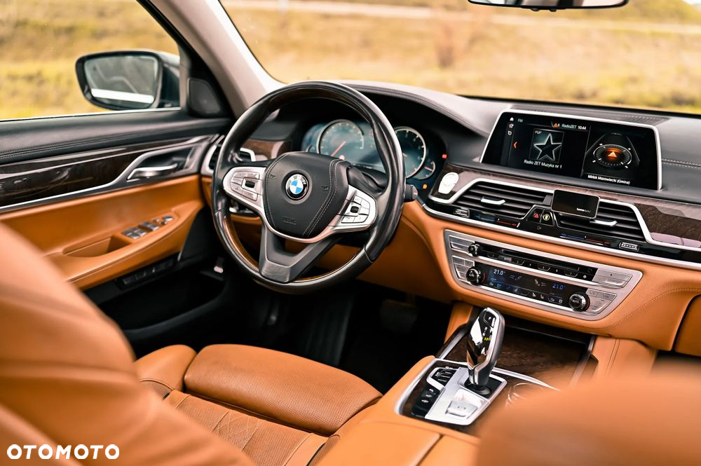 BMW Seria 7 750i xDrive - 26