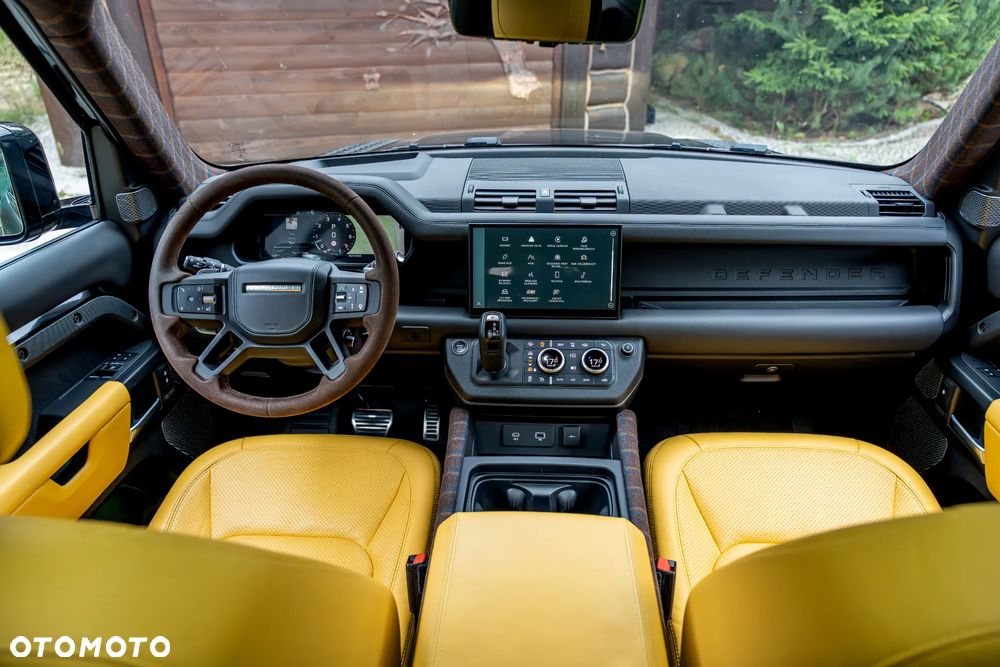 Land Rover Defender - 32