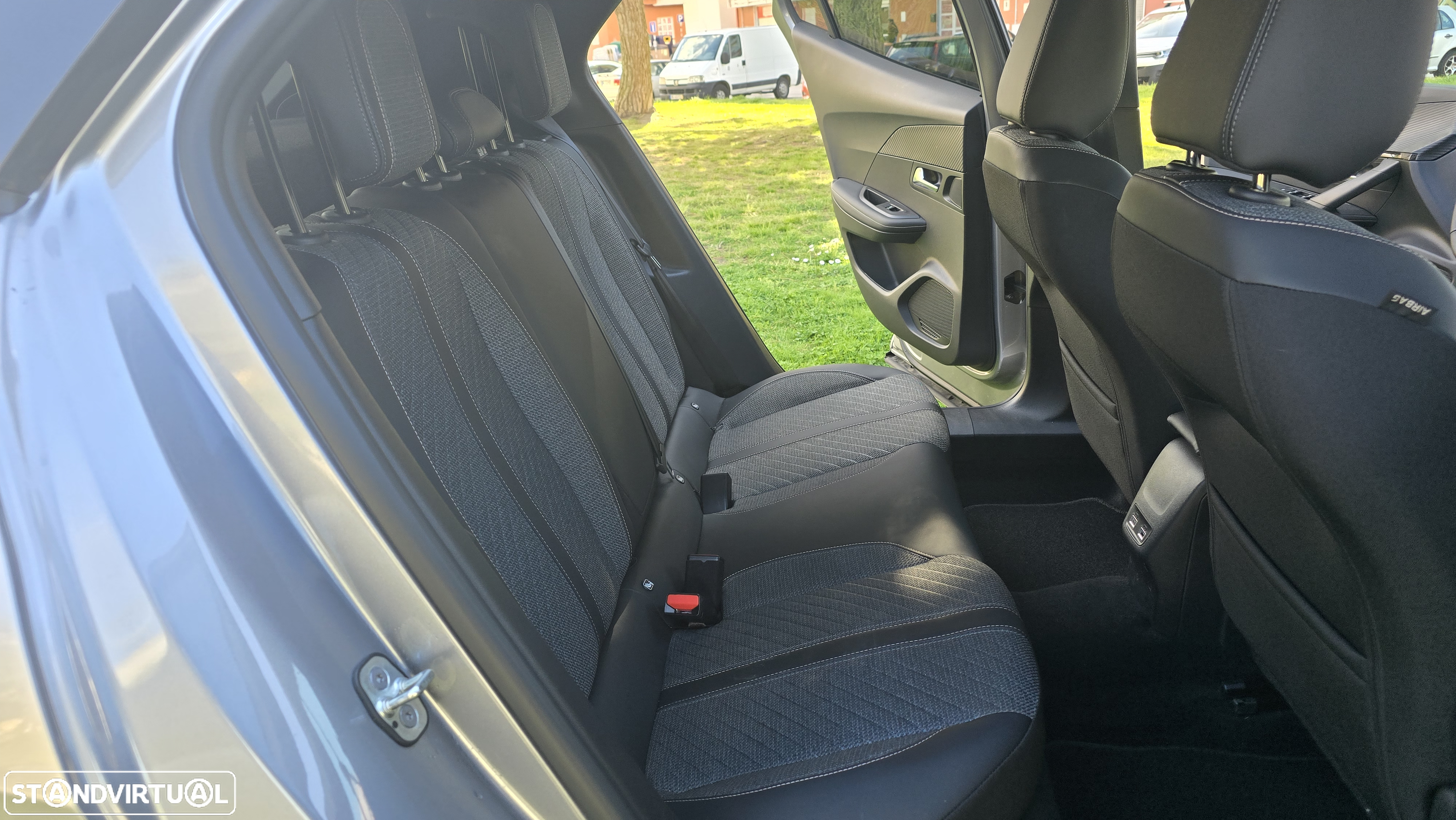 Peugeot 2008 1.2 PureTech Allure Pack EAT8 - 23