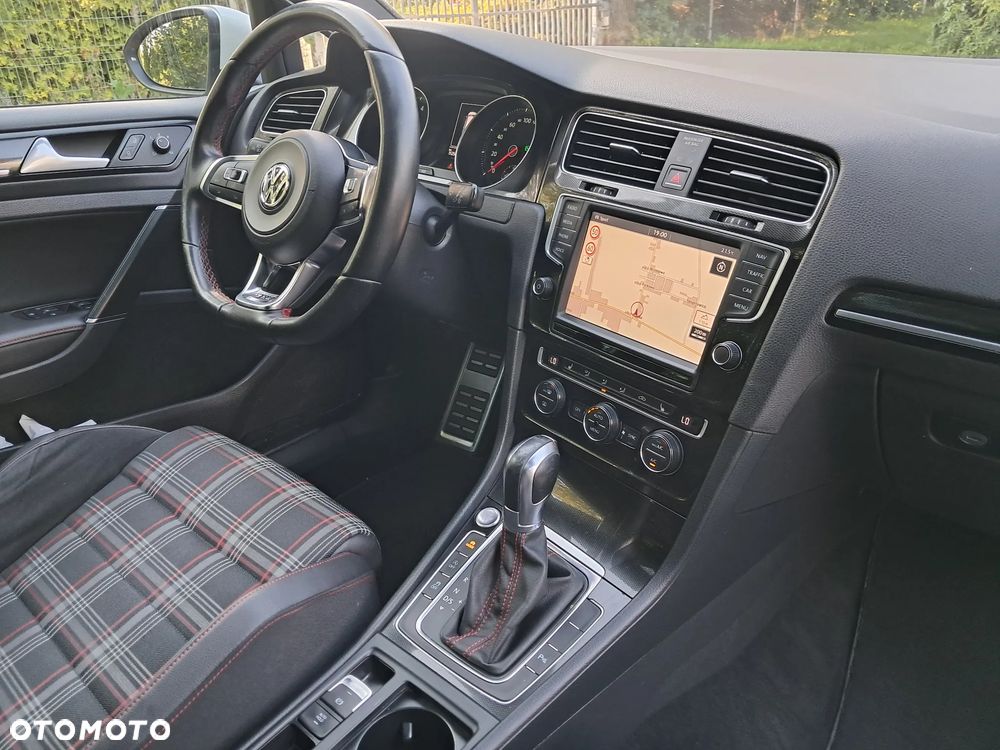 Volkswagen Golf - 18