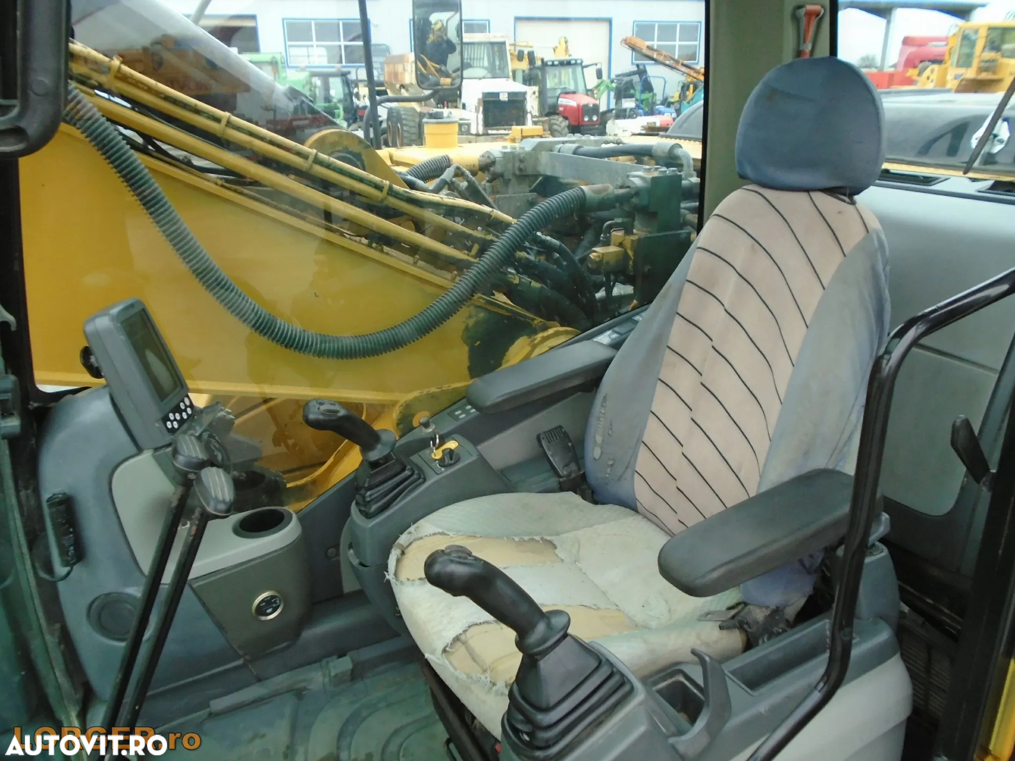 Cat 323D - 10