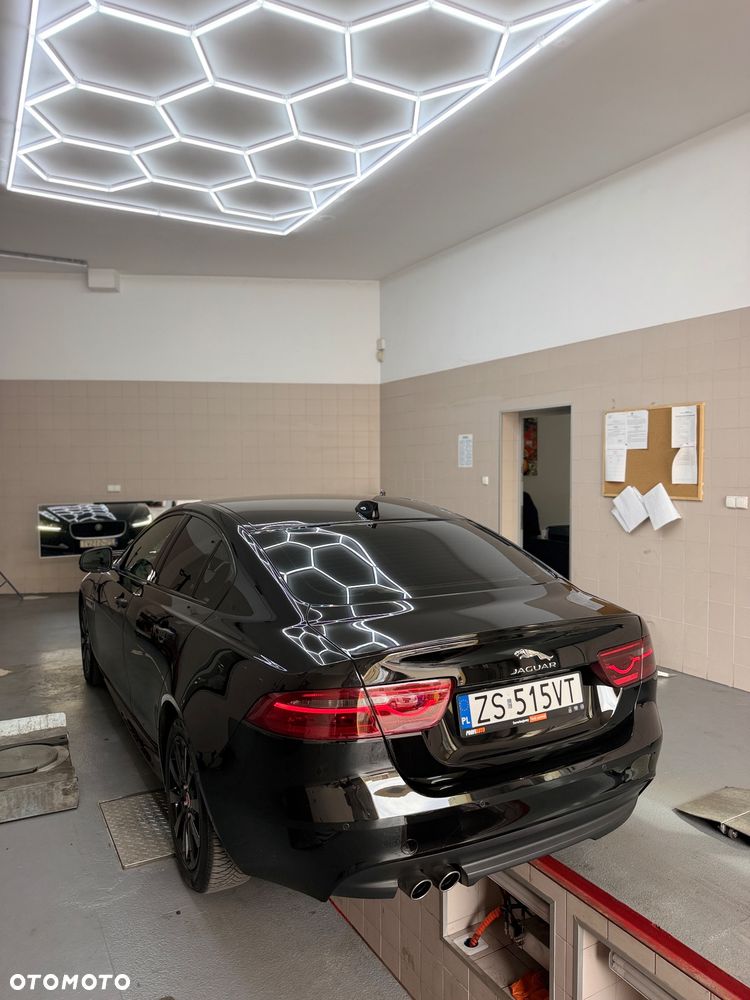 Jaguar XE 2.0 D AWD R-Sport - 18